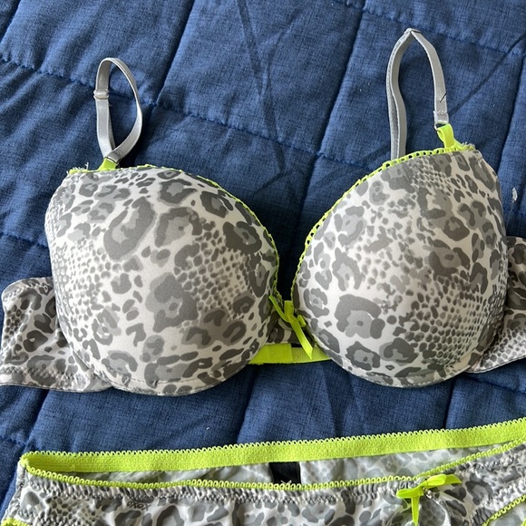 XOXO Bra and Panty Set - Picture 3 of 10
